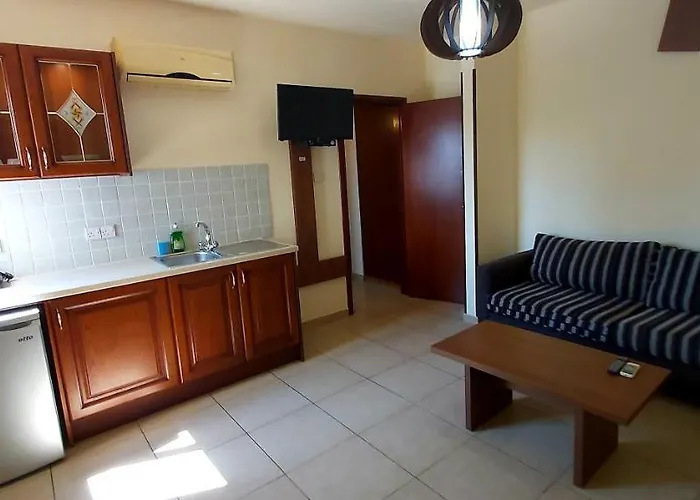Lakis Court